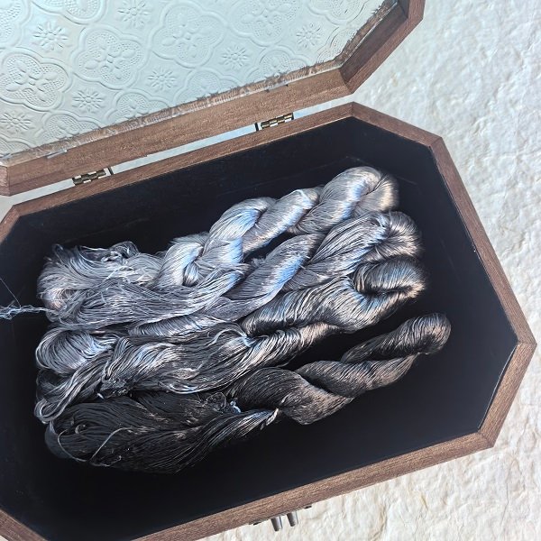 ronghua making tools—400m untwisted unsplit mulberry silk thread (dark blue) ronghua making tools—400m untwisted unsplit mulberry silk thread (dark blue)